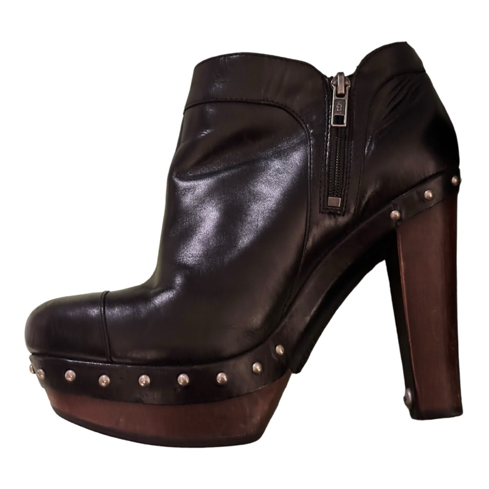 UGG Womens Black Leather Wood Studded Short Ankle Boots Sz 8 Biker Fall Witchy